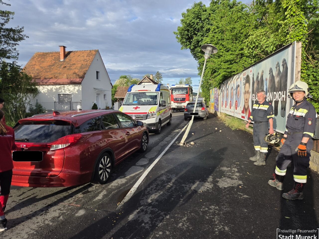 Featured image for “PKW gegen Straßenlaterne”